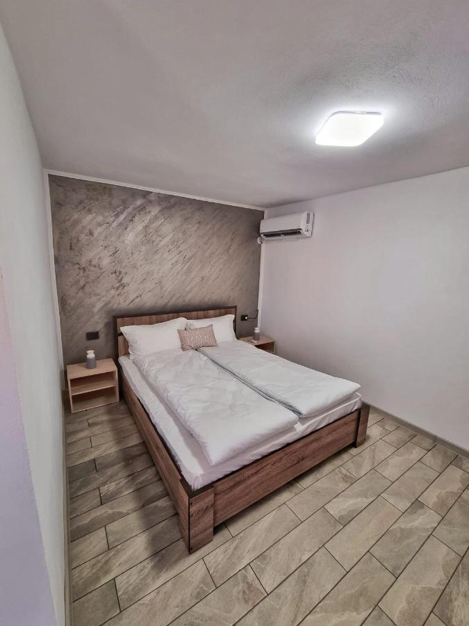 Cabana Varad Coronini Moldova Veche Exterior photo