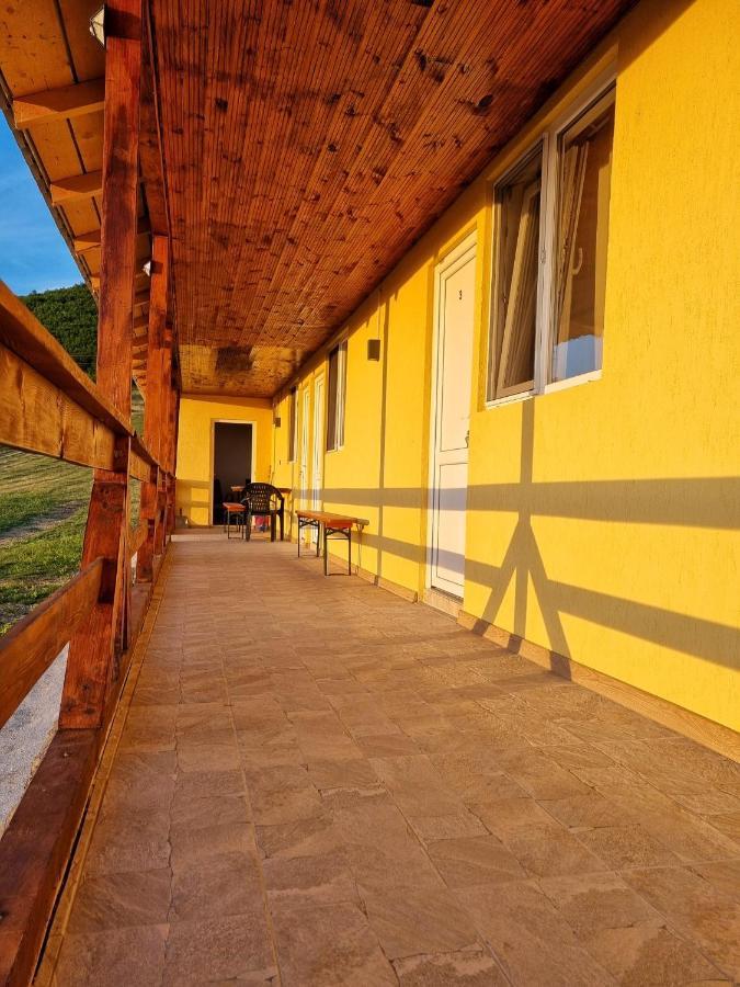 Cabana Varad Coronini Moldova Veche Exterior photo